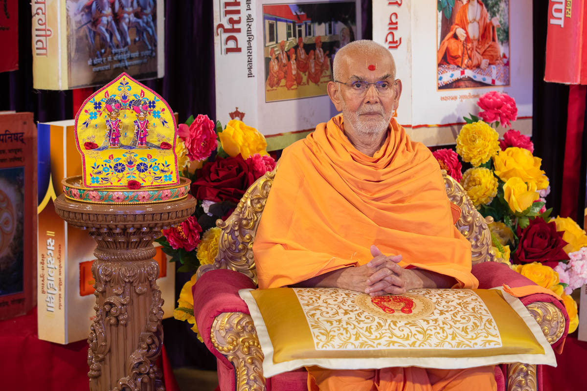 Swamishri during the evening Pramukh Swami Maharaj Diksha Din sant assembly