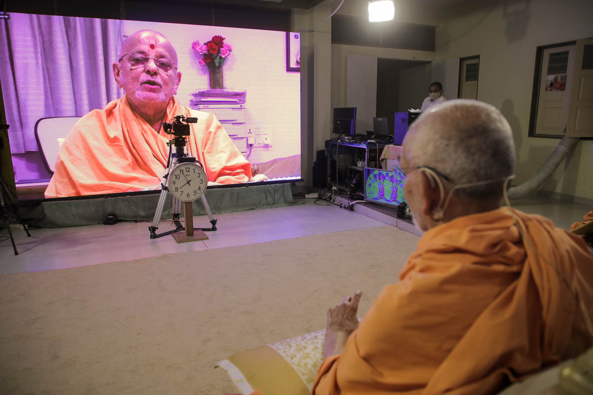 Pujya Ishwarcahran Swami addresses the assembly