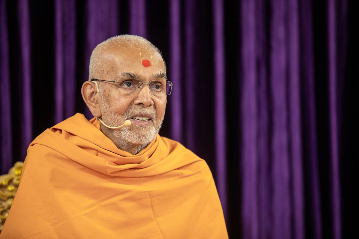 Swamishri in conversation with sadhus via video conference 