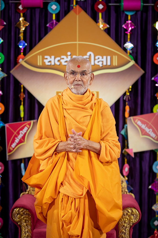 Swamishri proclaims the jholi call, 'Swaminarayan Hare, Sachchidanand Prabho...'