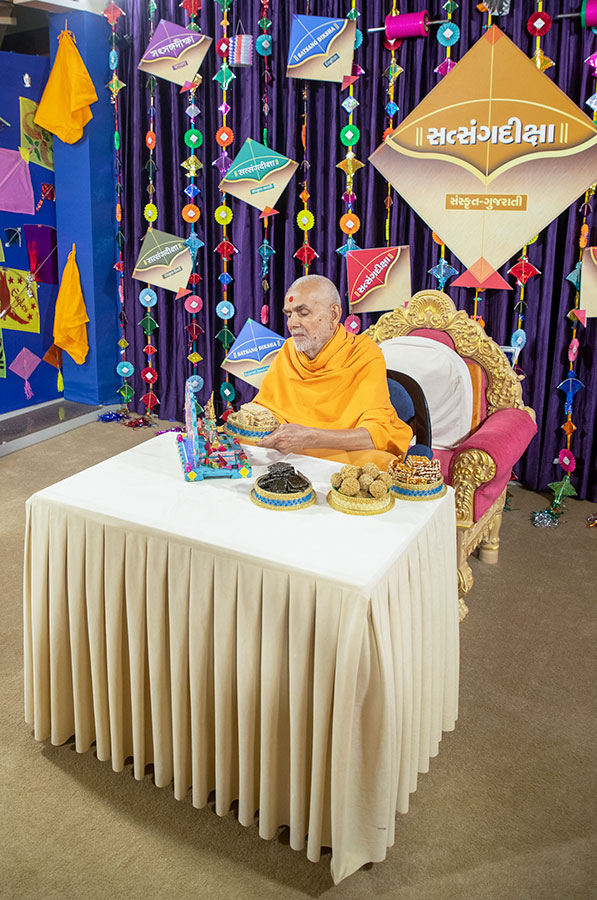 Swamishri offers Dhanurmas thal to Shri Harikrishna Maharaj and Shri Gunatitanand Swami