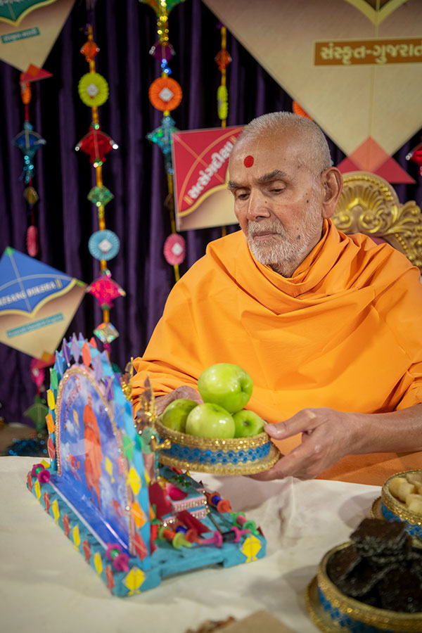 Swamishri offers fruits