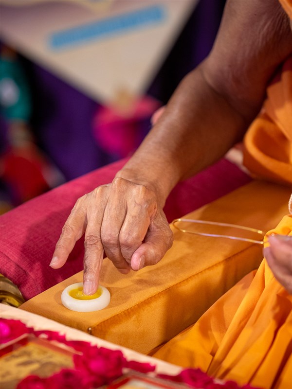 Swamishri applies chandan on a tilakiyu