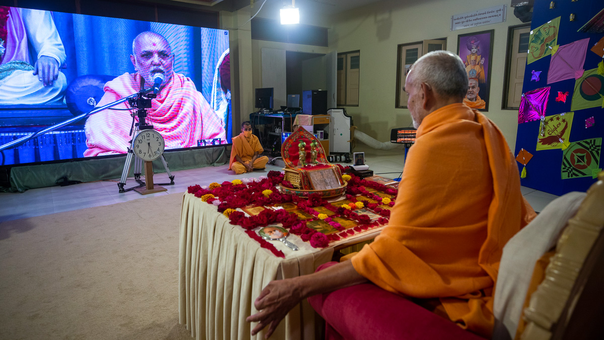 Yagnapriya Swami sings a kirtan via video conference from Ahmedabad Mandir