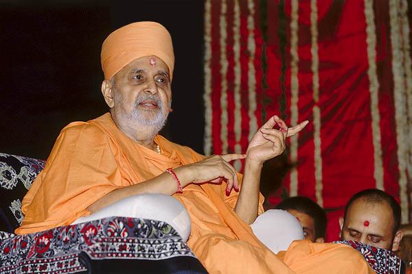  Swamishri blesses the historic event