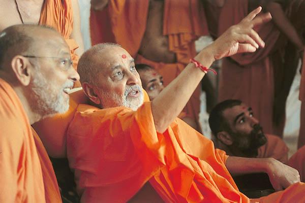  Swamishri acquires facts and info from Ishwarcharan Swami