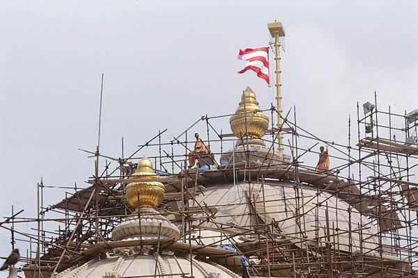  The Swaminarayan flag flutters 141 ft high from the ground