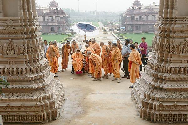  Swamishri arrives to observe the inside of Akshardham