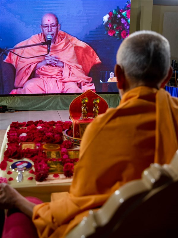 Pujya Tyagvallabh Swami sings a kirtan via video conference from Bochasan Mandir