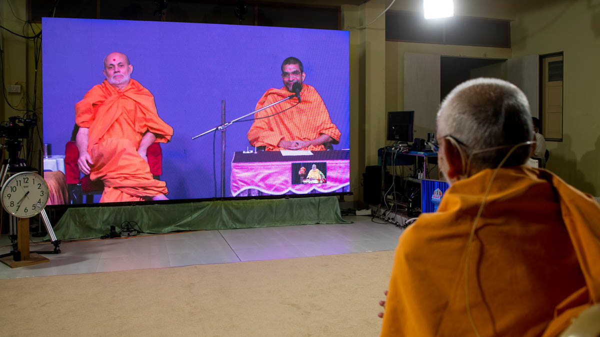 Adarshajivan Swami addresses the assembly