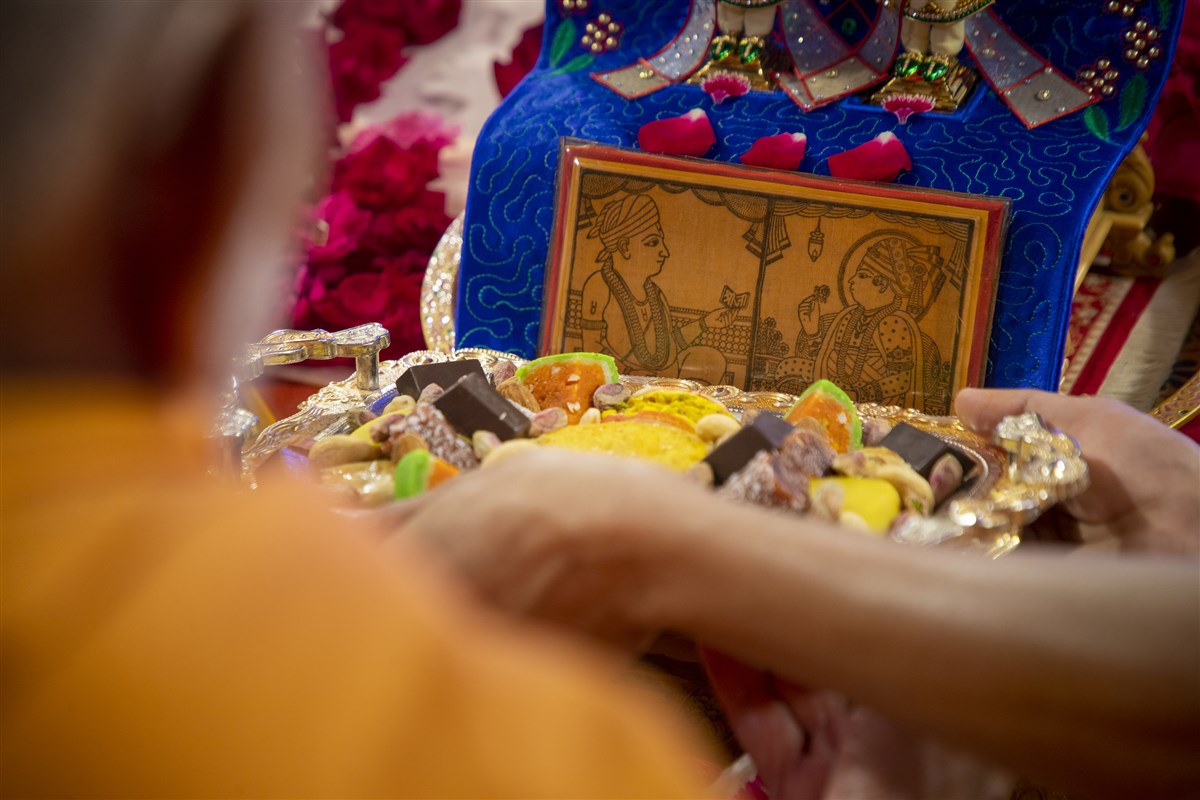 Swamishri offers thal to Shri Akshar-Purushottam  Maharaj