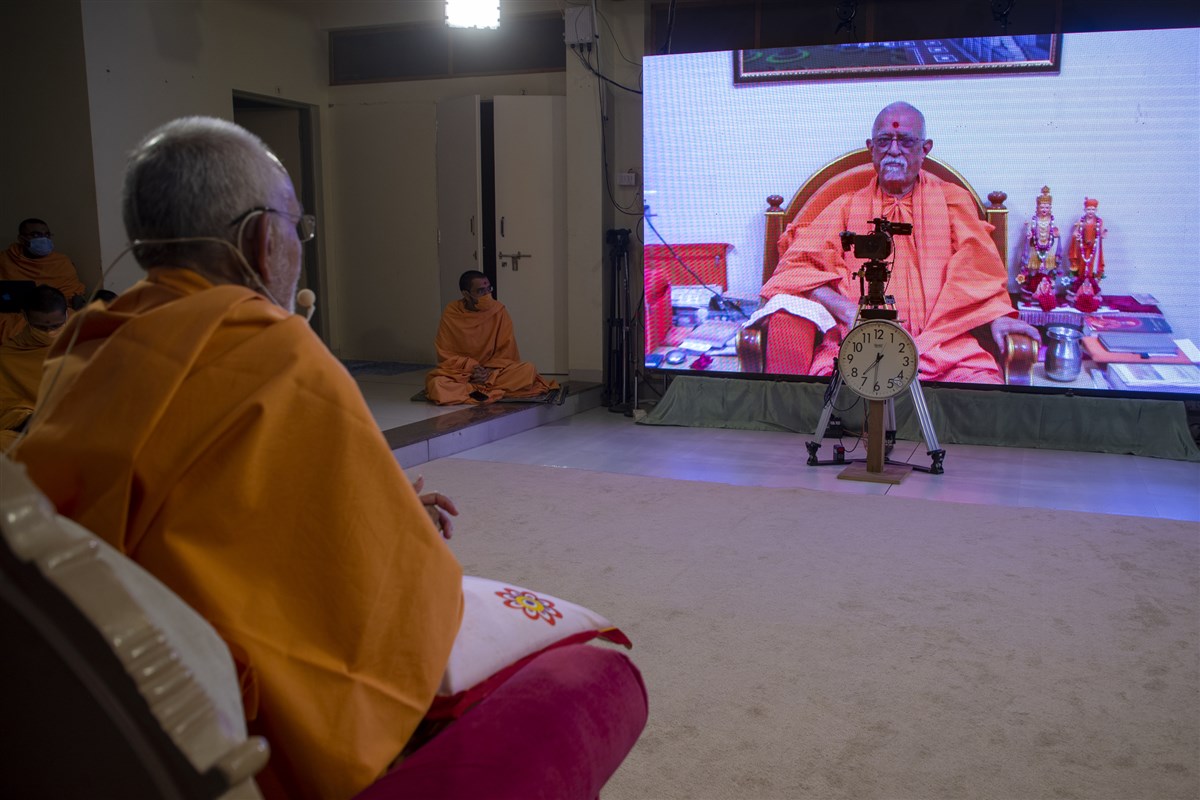 Pujya Doctor Swami doing darshan of Swamishri