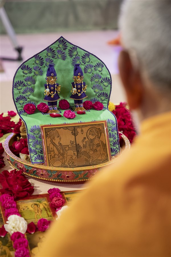 Shri Harikrishna Maharaj and Shri Gunatitanand Swami in Swamishri's daily puja