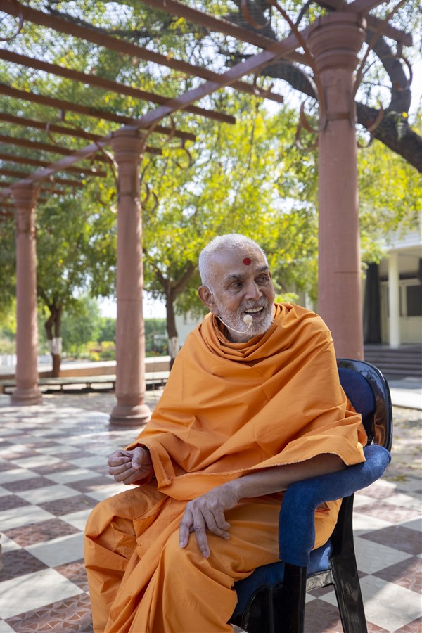Swamishri in conversation with sadhus