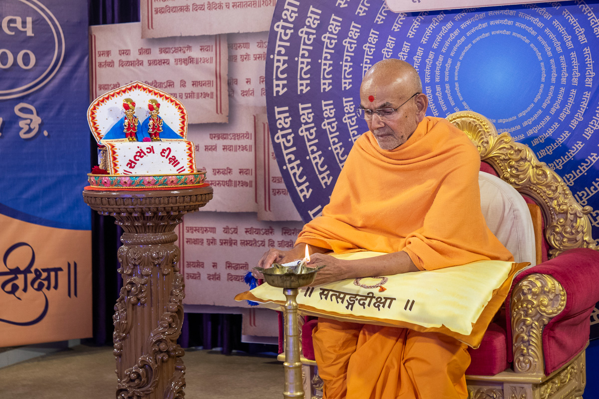 Swamishri lights the lamp to inaugurate the 'Akhil Bharatiya Sampurna Shlok Mukhpath Spardha - 2021'