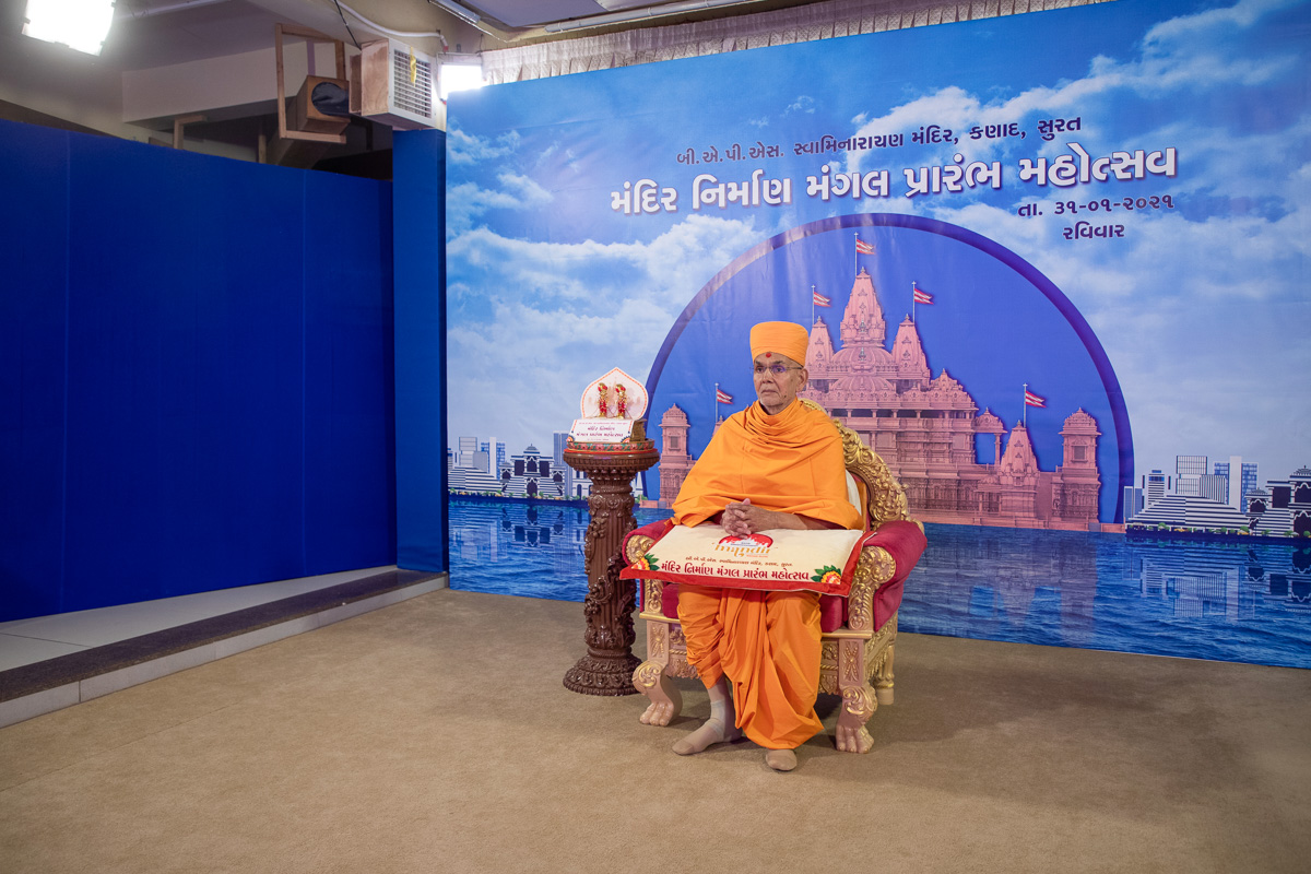 Swamishri attends the Mandir Nirman Mangal Prarambha Mahotsav assembly, Kanad, Surat, via video conference
