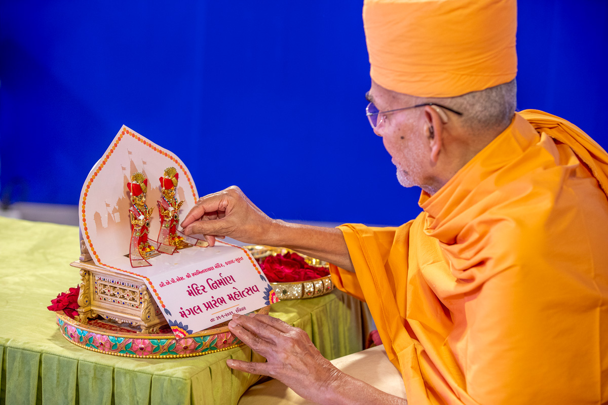 Swamishri offers rice grains to Shri Harikrishna Maharaj and Shri Gunatitanand Swami