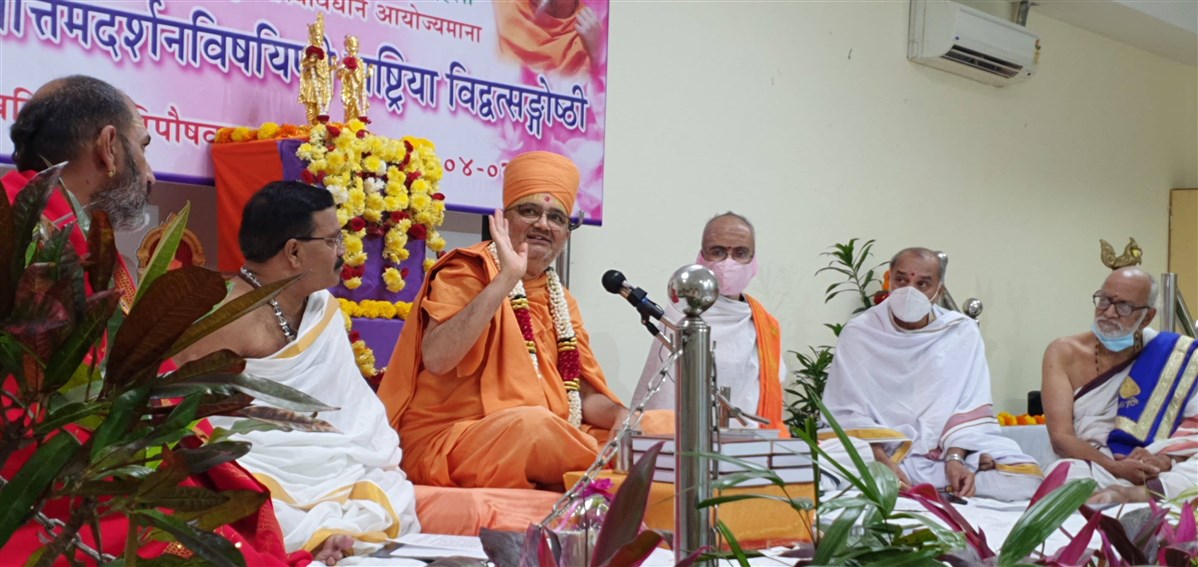 Mahamahopadhyaya Bhadreshdas Swami Addressing the Rashtriya Vidvatsangoshthi