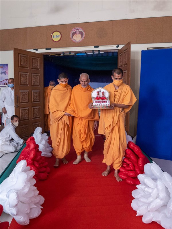 Param Pujya Mahant Swami Maharaj arrives for the Satsang Diksha Mukhpath Felicitation Ceremony on 18 February 2021