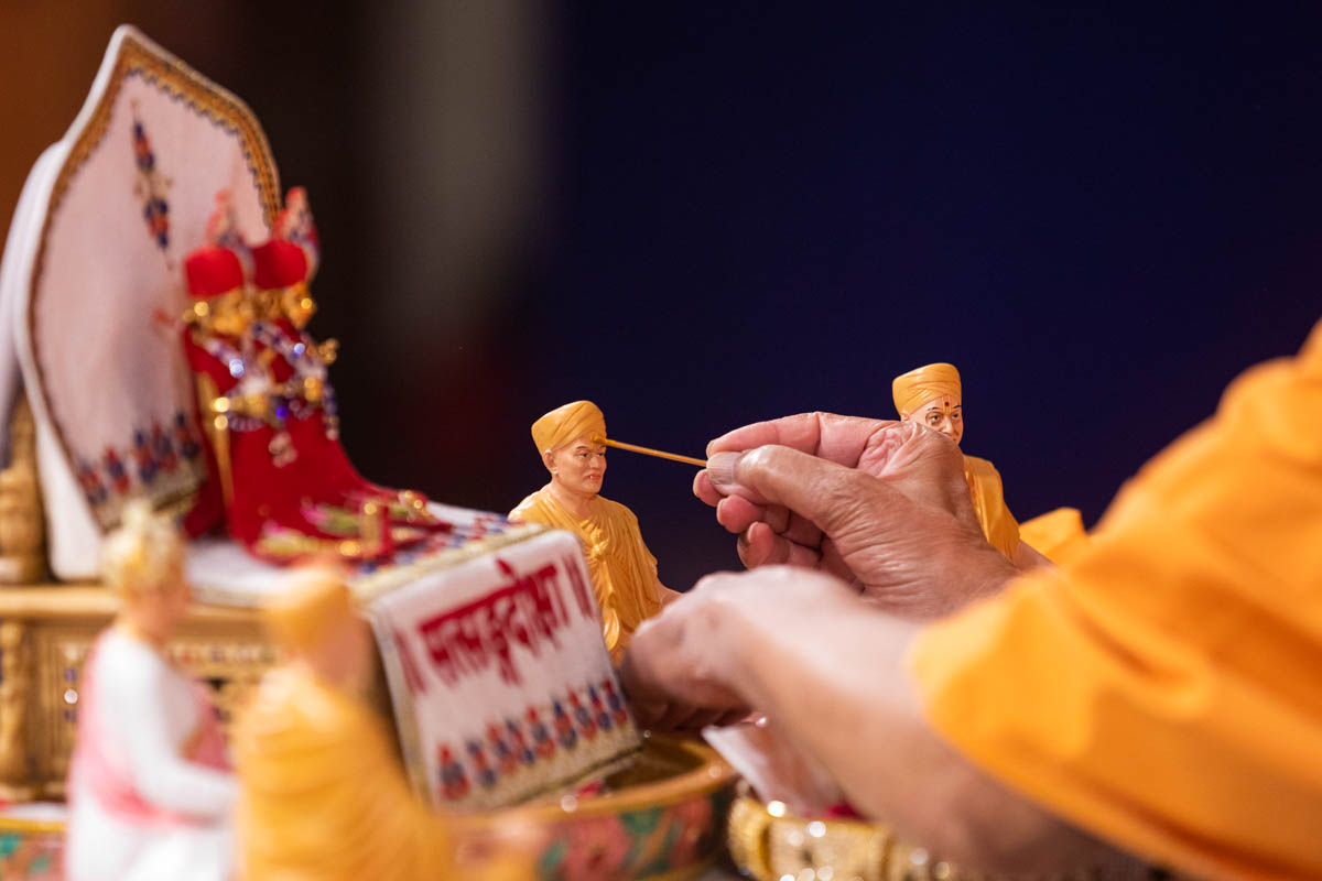 Swamishri performs pujan of Shri Guru Parampara