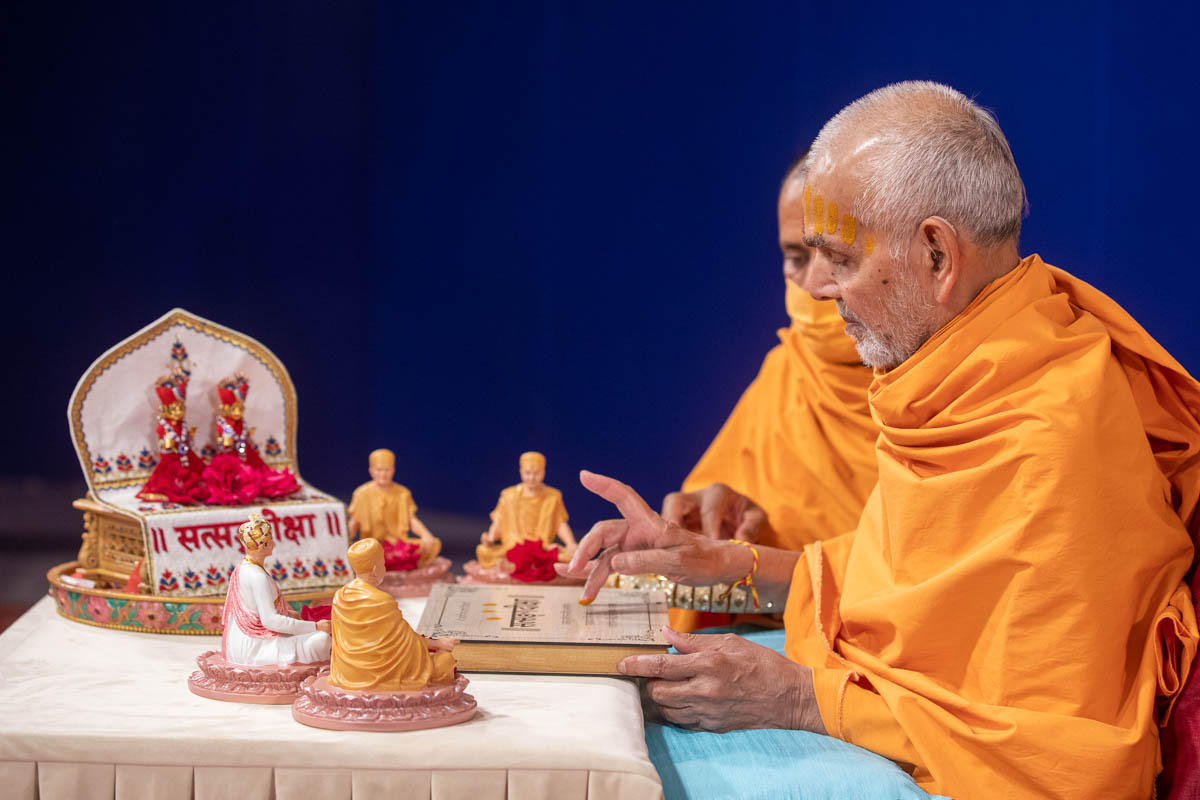 Swamishri performs pujan of the Satsang Diksha 