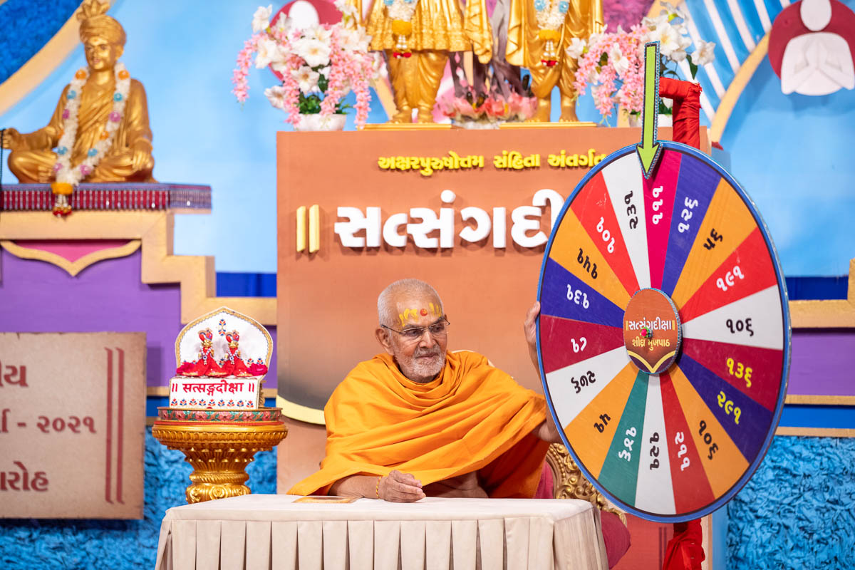 Swamishri spins the wheel of numbers