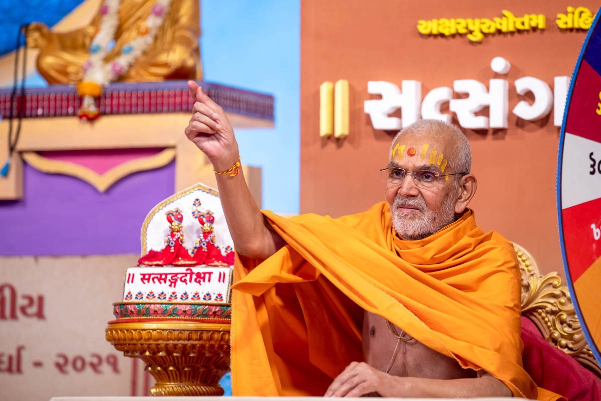 Swamishri judges the shlok recitation by gesturing with his right hand