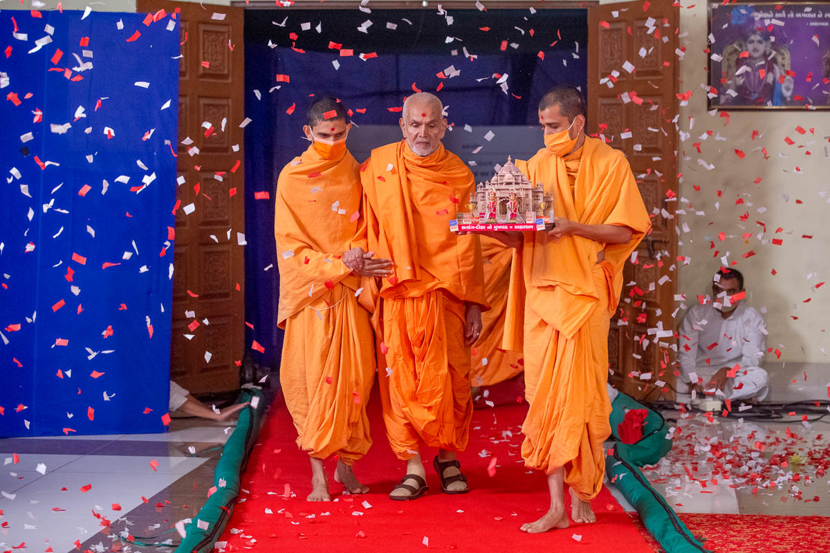 Swamishri arrives for the Satsang Diksha Mukhpath Felicitation Ceremony on 20 February 2021
