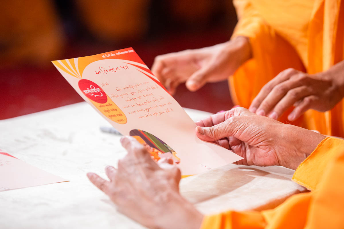 Swamishri observes a congratulations letter to the youths