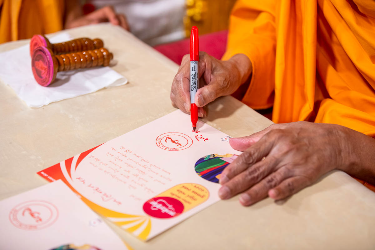 Swamishri signs the letter