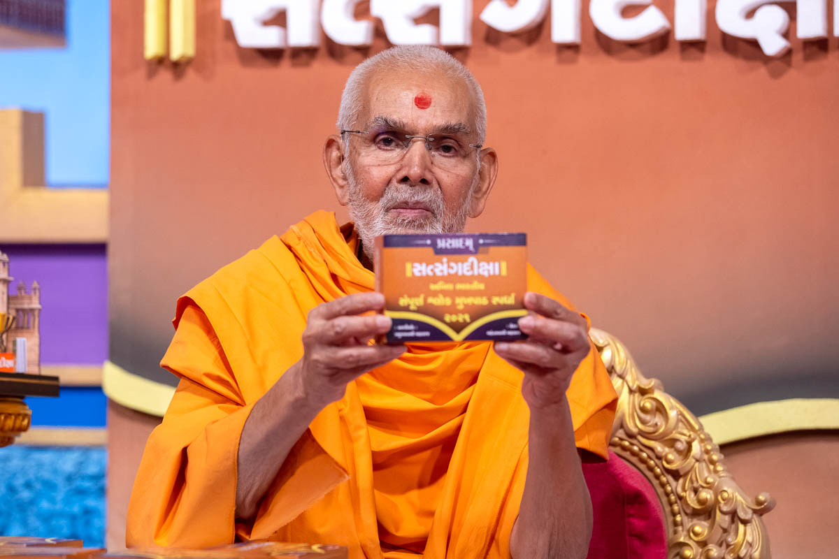 Swamishri sanctifies a prasad box