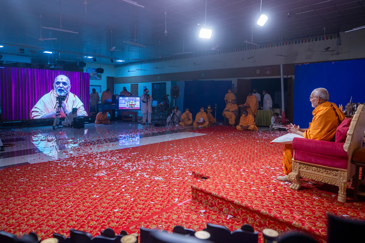 Yagnapriya Swami prays to Swamishri on behalf of the youths
