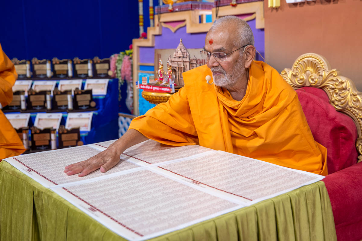 Swamishri sanctifies the list of winners