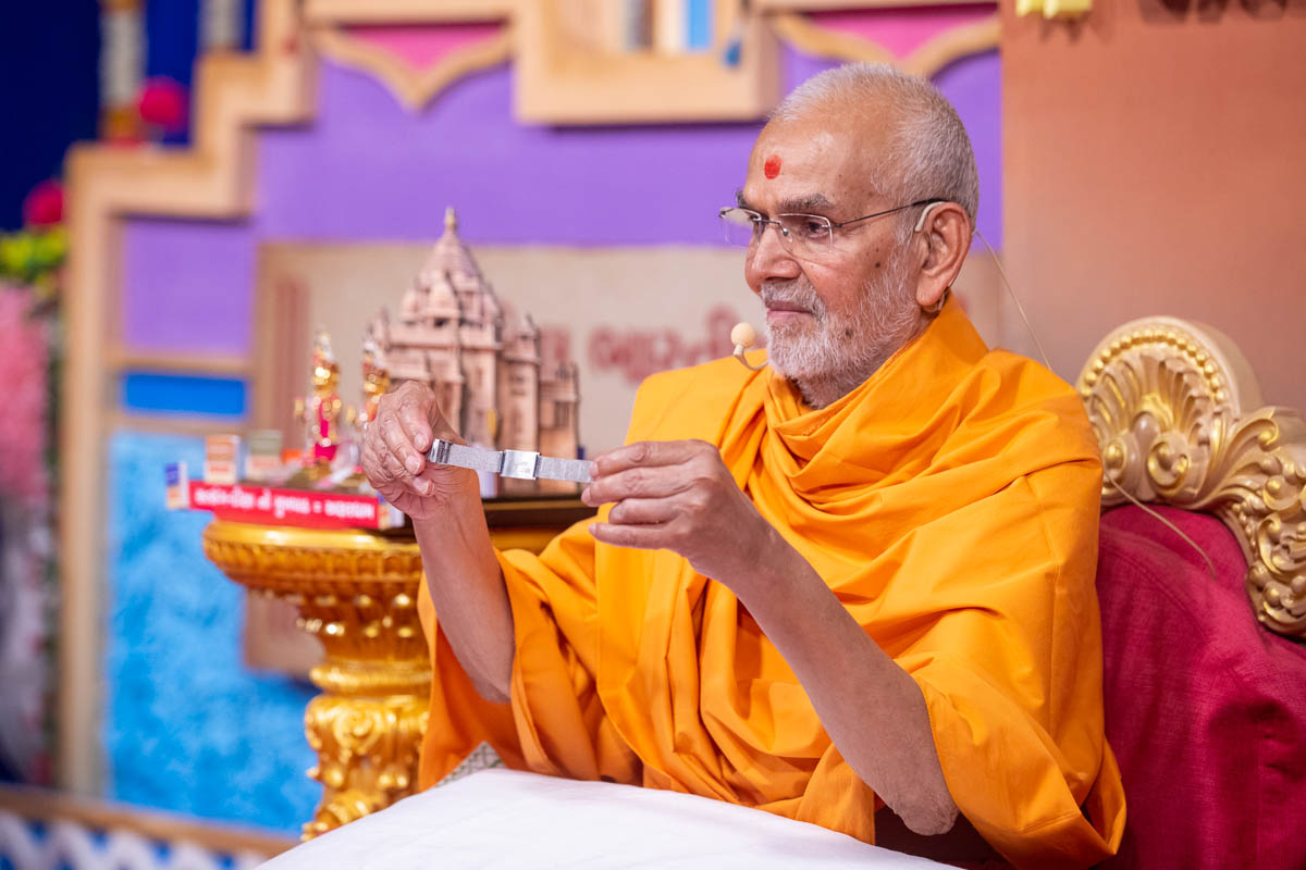 Swamishri sanctifies a memento