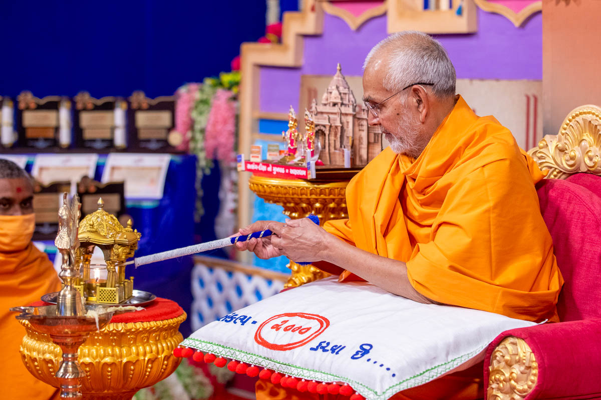 Swamishri lights a candle using the Akshar Deri jyot