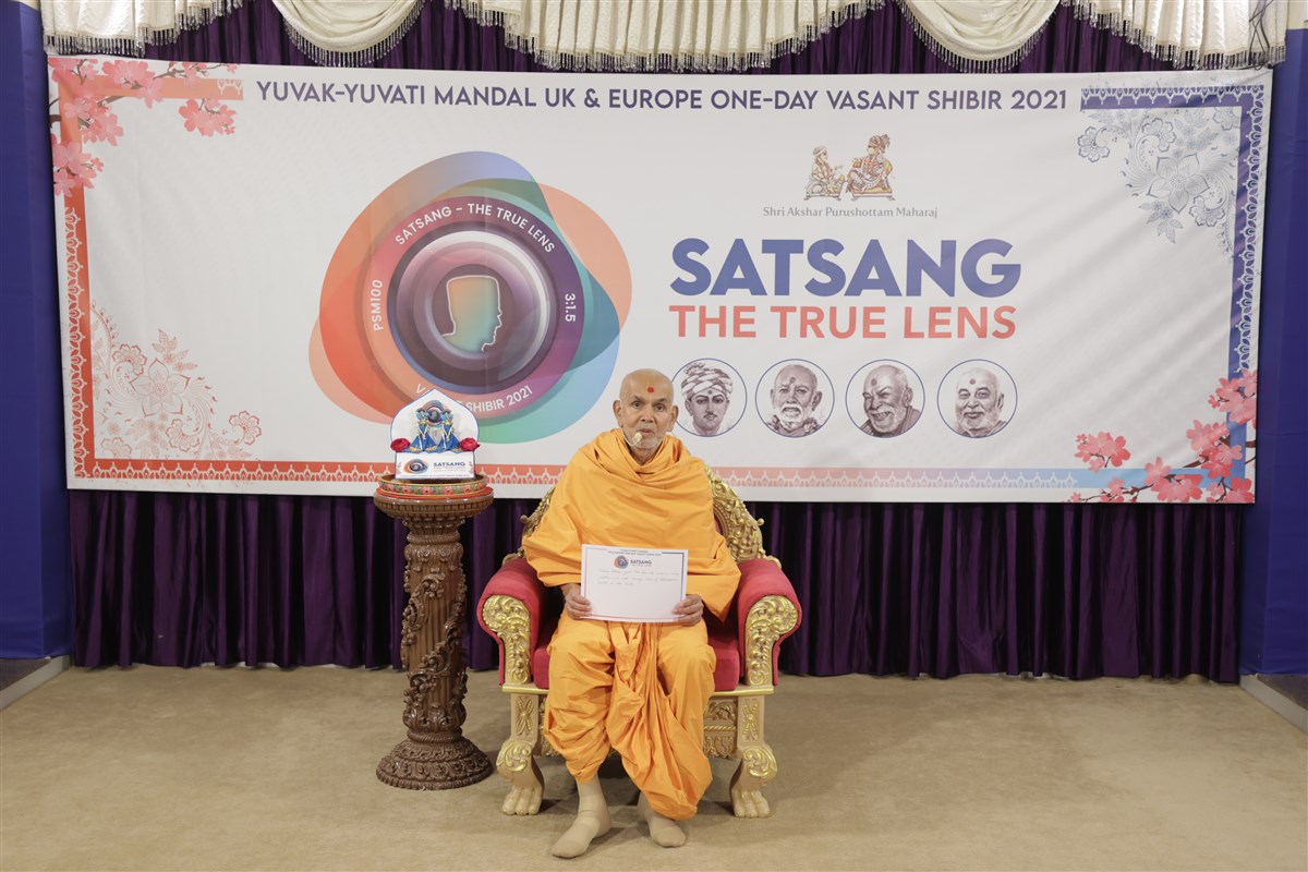 Mahant Swami Maharaj sang <i>‘Satsang vinā re sukh kyāy nathi re lol’</i>, emphasising Satsang as the sole source of ultimate bliss