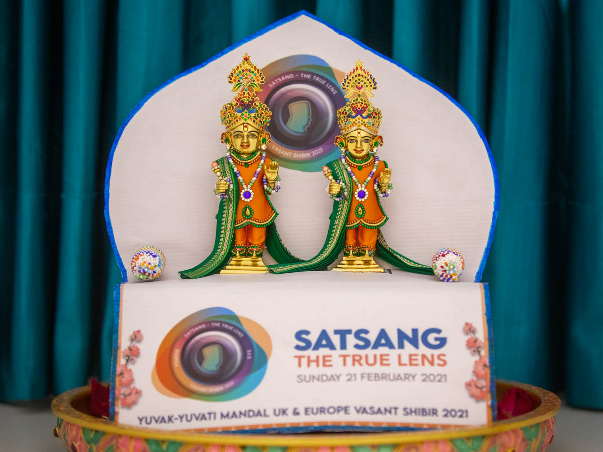 Akshar-Purushottam Maharaj adorned in the shibir theme
