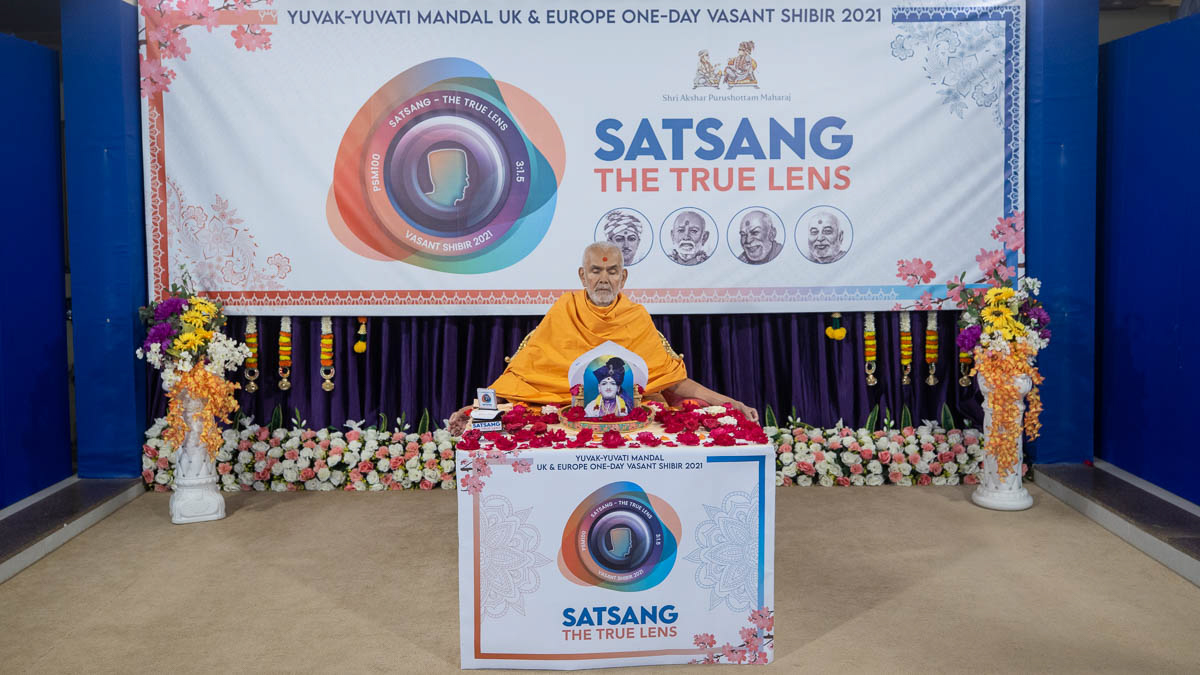 Mahant Swami Maharaj engrossed in his morning puja