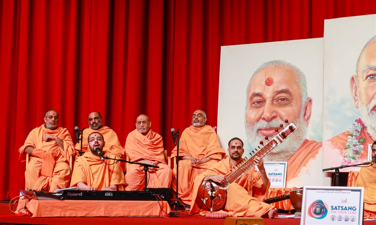 Gurukirtandas Swami sang <i>‘Vasant alaukik, Sant alaukik’</i> to set the tone for the Vasant Shibir