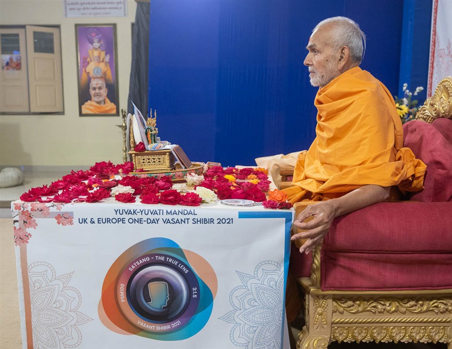 Mahant Swami Maharaj listened attentively to the kirtans while engaged in his puja