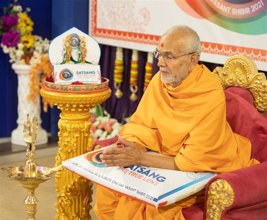 Mahant Swami Maharaj prayed for the success of the shibir...