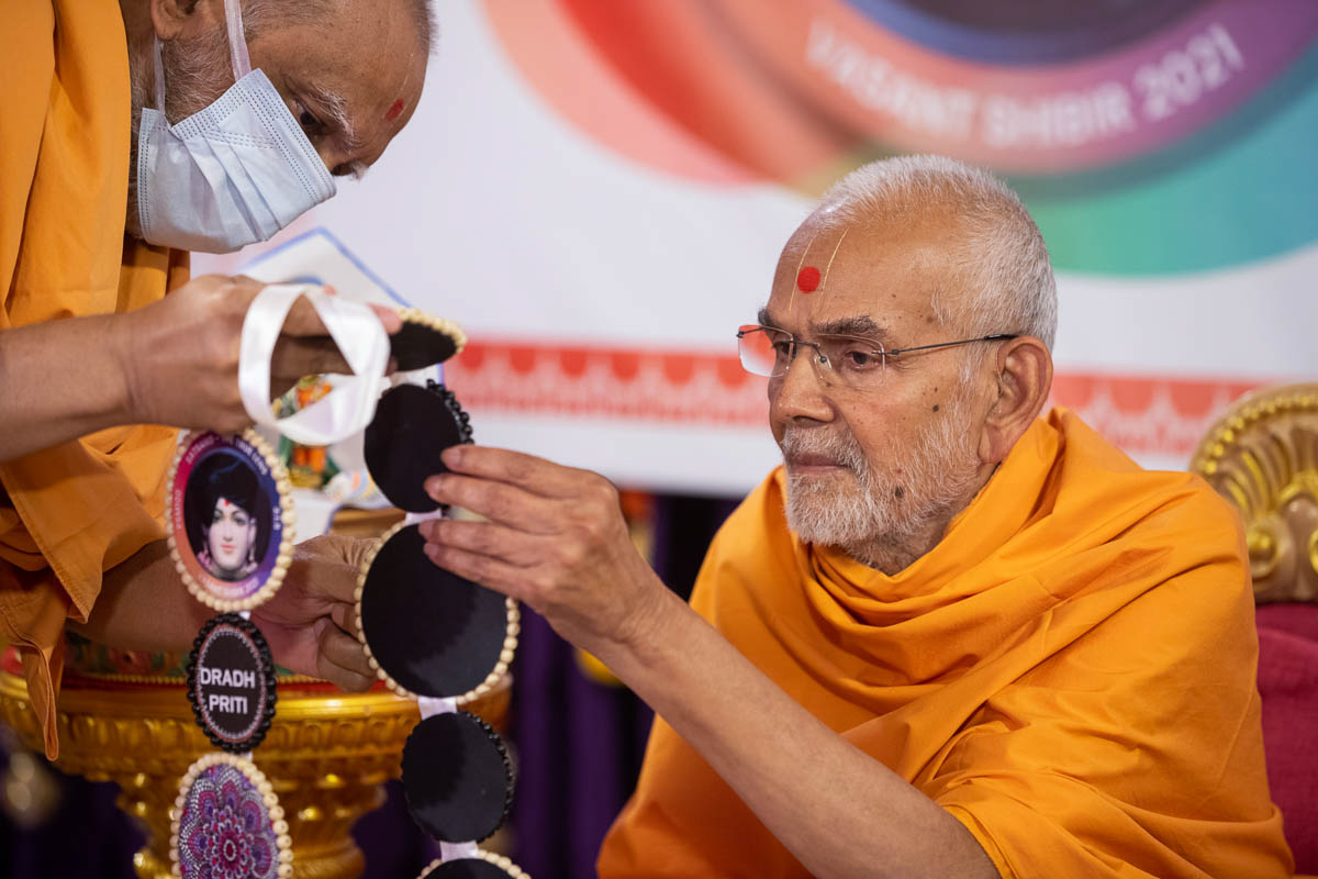 A replica garland had also been sent to Nenpur, where Swamishri appreciated its thematic design