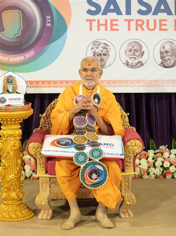 Mahant Swami Maharaj accepted the garland in Nenpur
