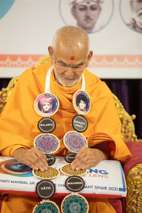 Swamishri again appreciated the devoutly and intricatedly crafted garland