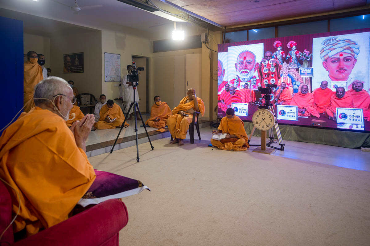 Mahant Swami Maharaj accepted the devoutly crafted garland