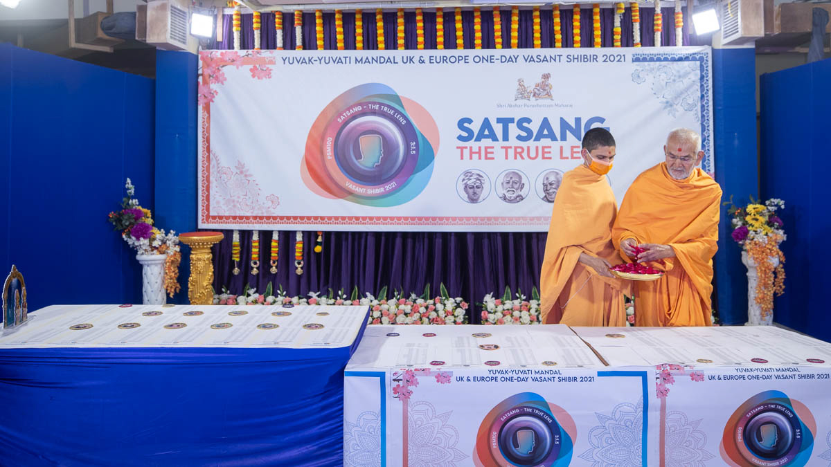 Swamishri blessed all of the shibir registrants by showering flower petals on each of their names