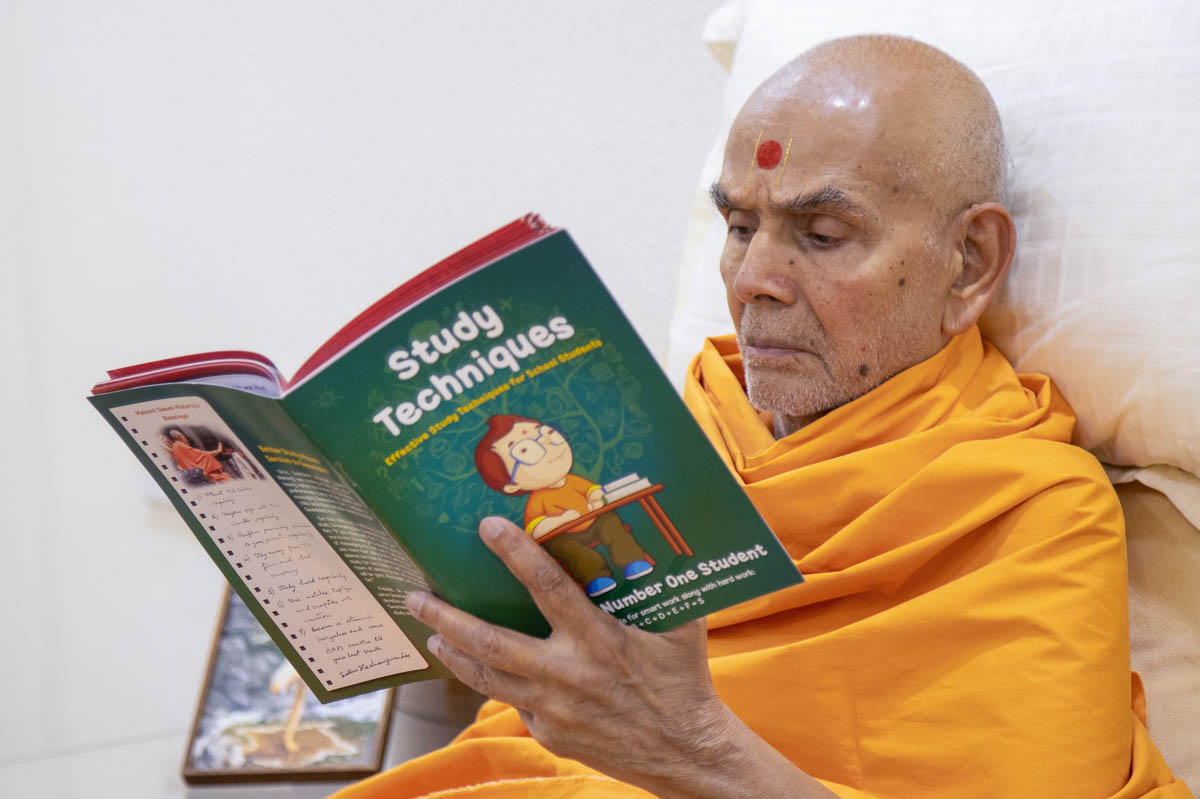 Swamishri reads a new English print publication: 'Study Techniques'