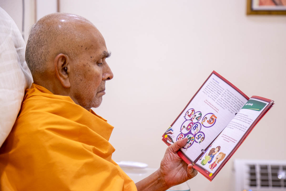 Swamishri reads 'Study Techniques'