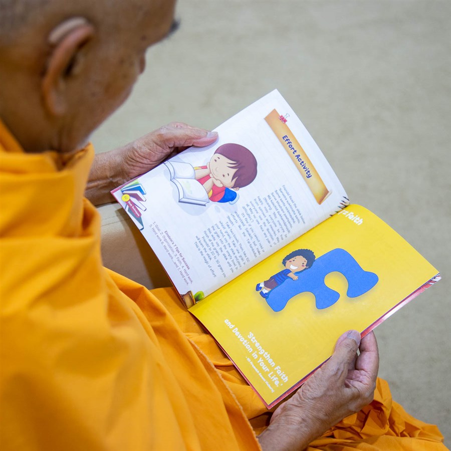 Swamishri reads 'Study Techniques'