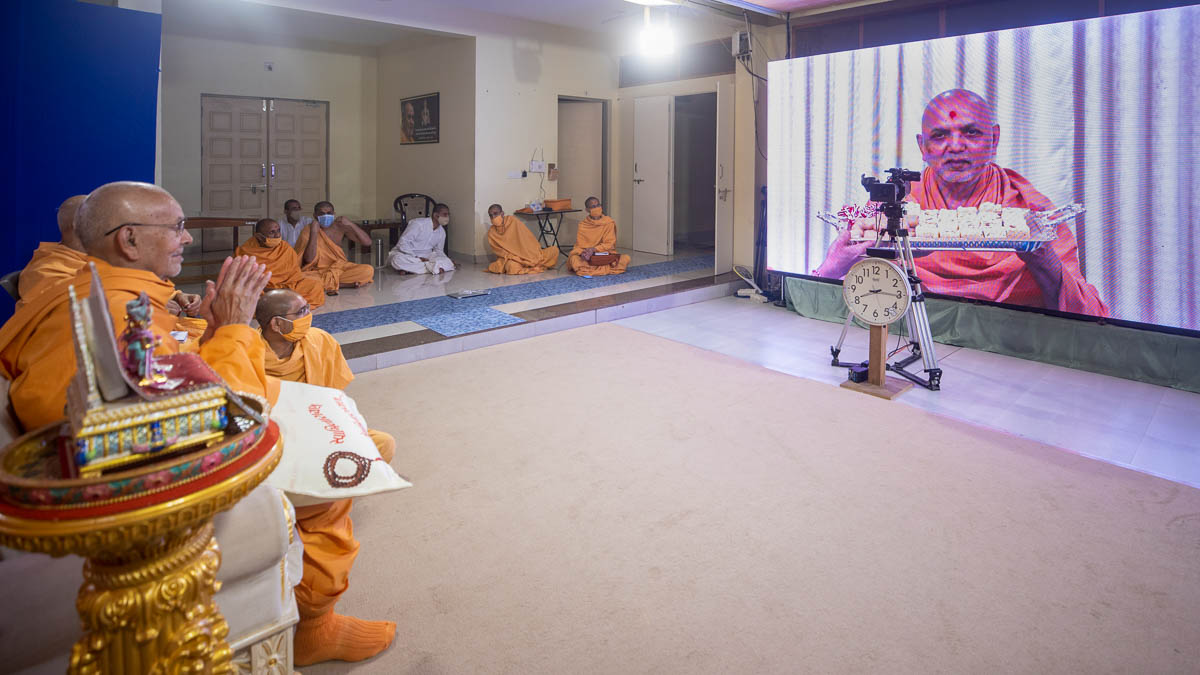 Yagnapriya Swami offers prasad to Swamishri